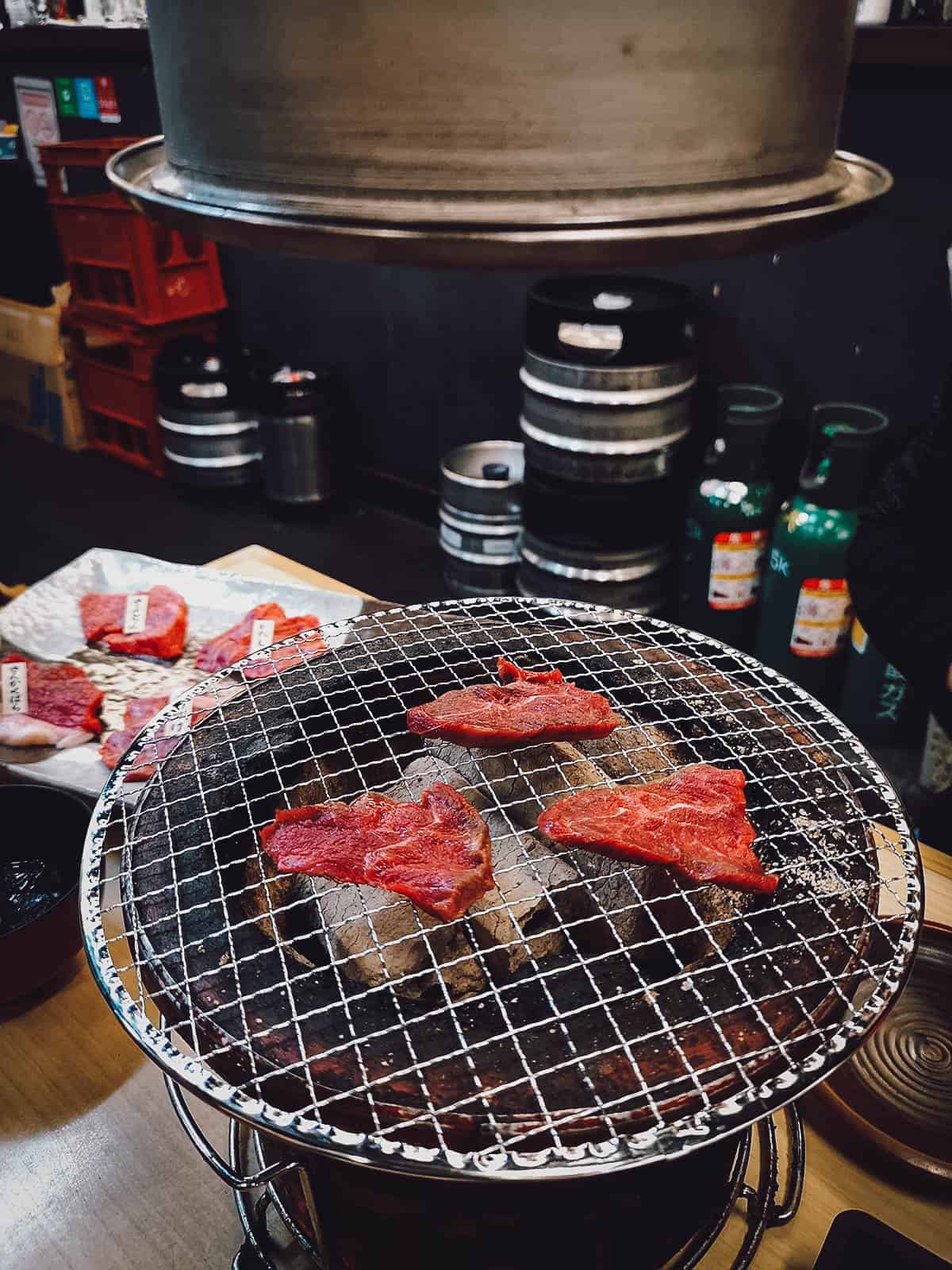 Grilling wagyu yakiniku