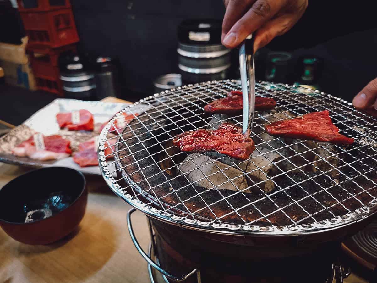 Grilling wagyu yakiniku