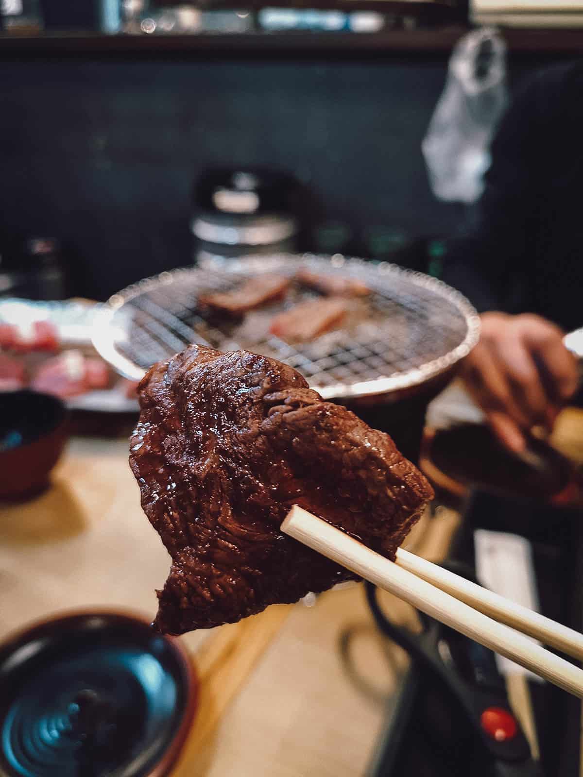 Grilling wagyu yakiniku