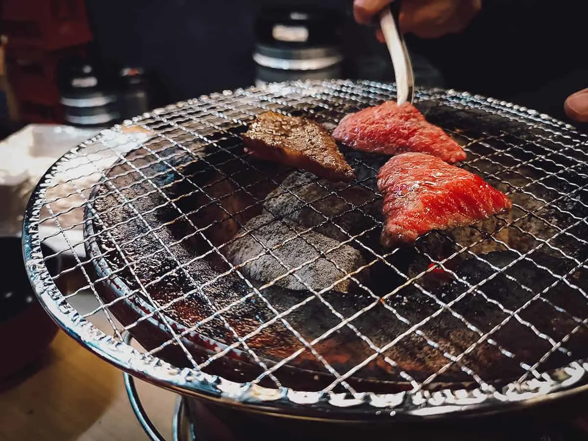 Grilling wagyu yakiniku