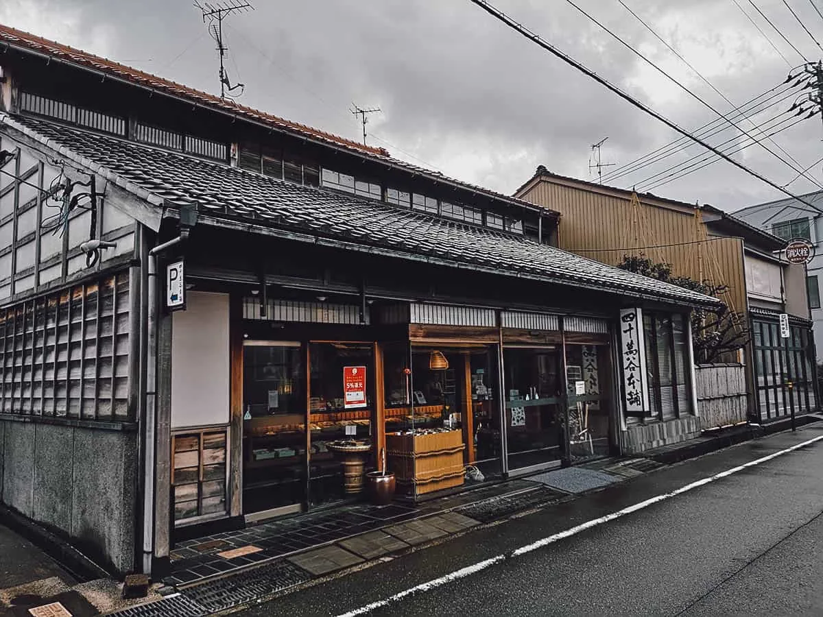 Shijimaya Honpo Yayoi restaurant exterior in Kanazawa
