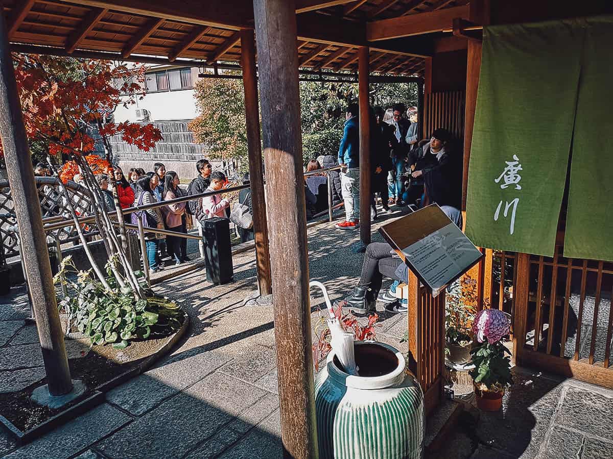 Line of people at Unagi Hirokawa restaurant in Kyoto