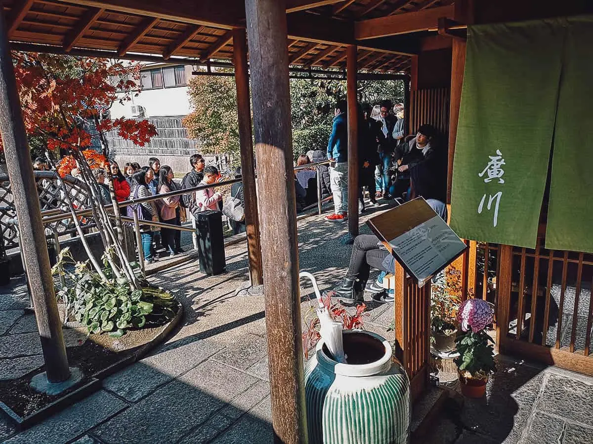 Line of people at Unagi Hirokawa restaurant in Kyoto