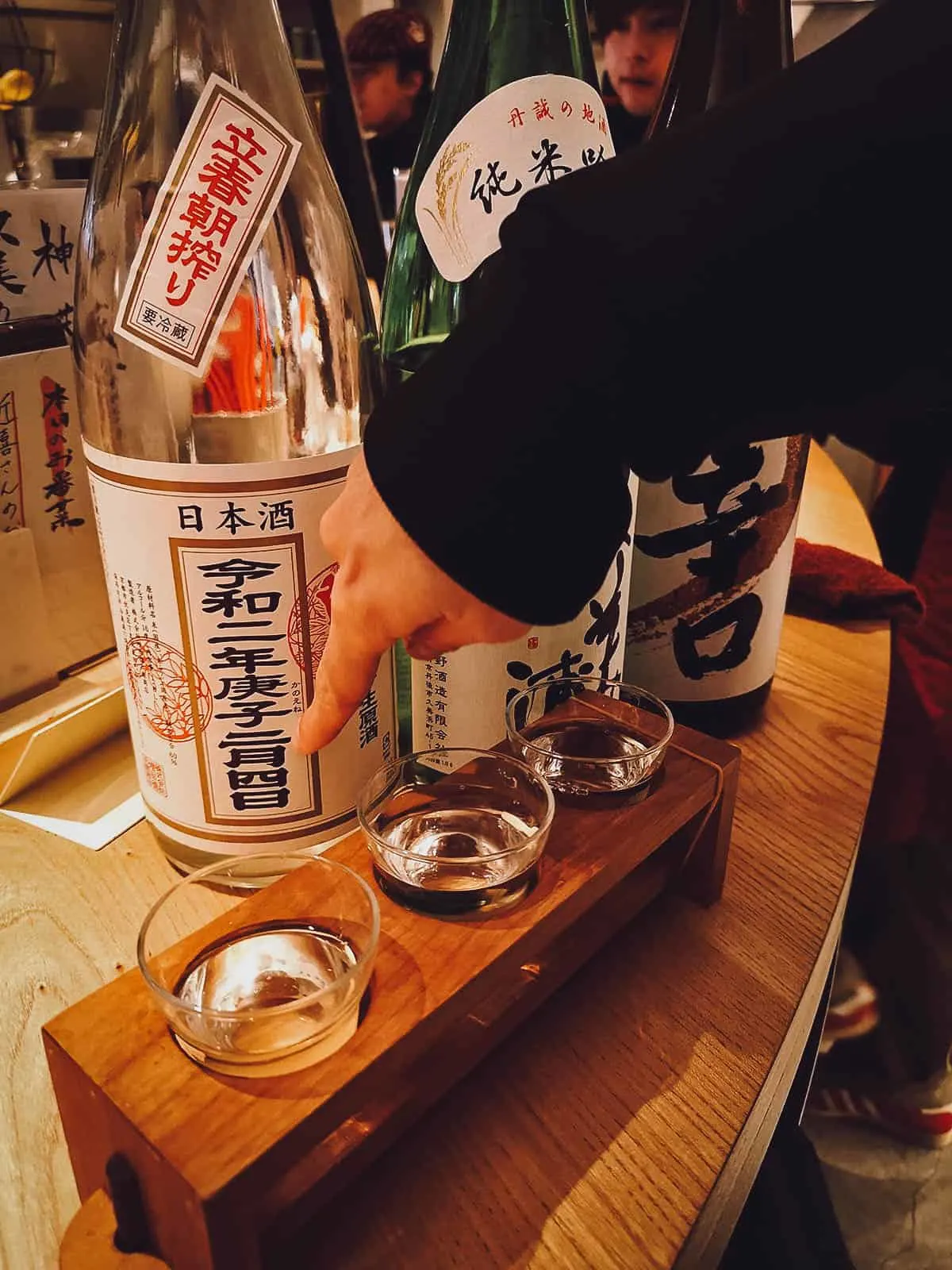 Explaining the labels on sake bottles