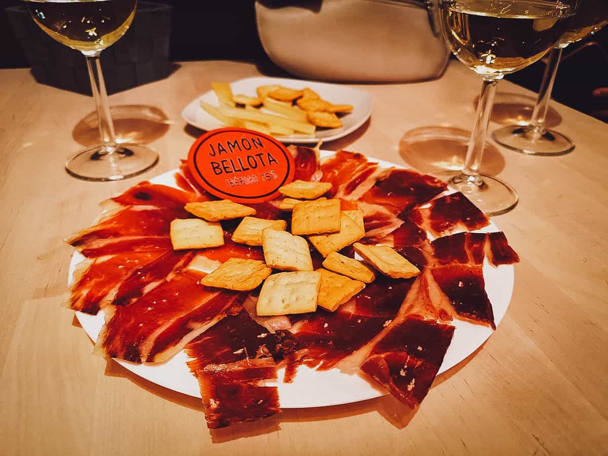 Jamon Iberico de Bellota con vino bianco e rosso, uno dei migliori piatti di carne in Spagna