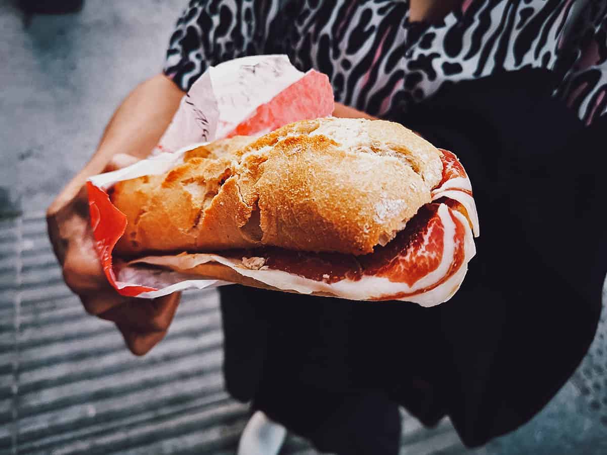 Bocadillo de jamon, un semplice ma confortante cibo spagnolo