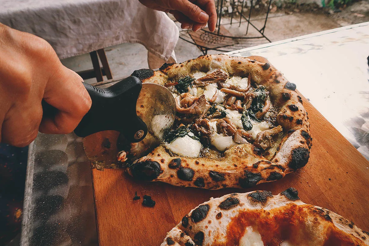 How to Use an Ooni Pizza Oven to Make Neapolitan-style Pizzas at Home Pizza cutter