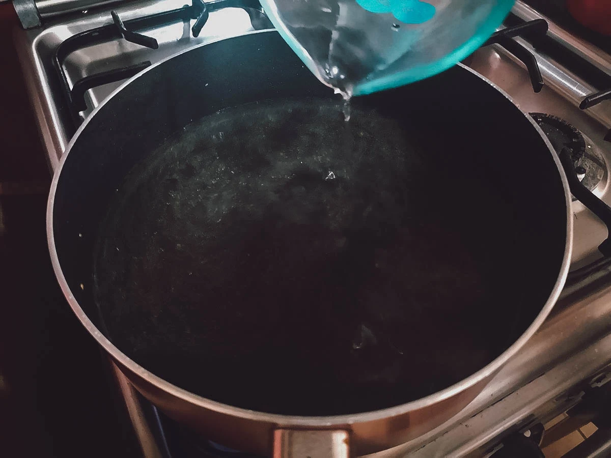 Ram-Don Recipe Pouring water into the pot