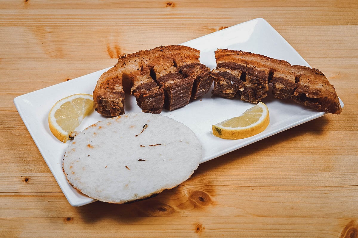 Chicharrones with arepa