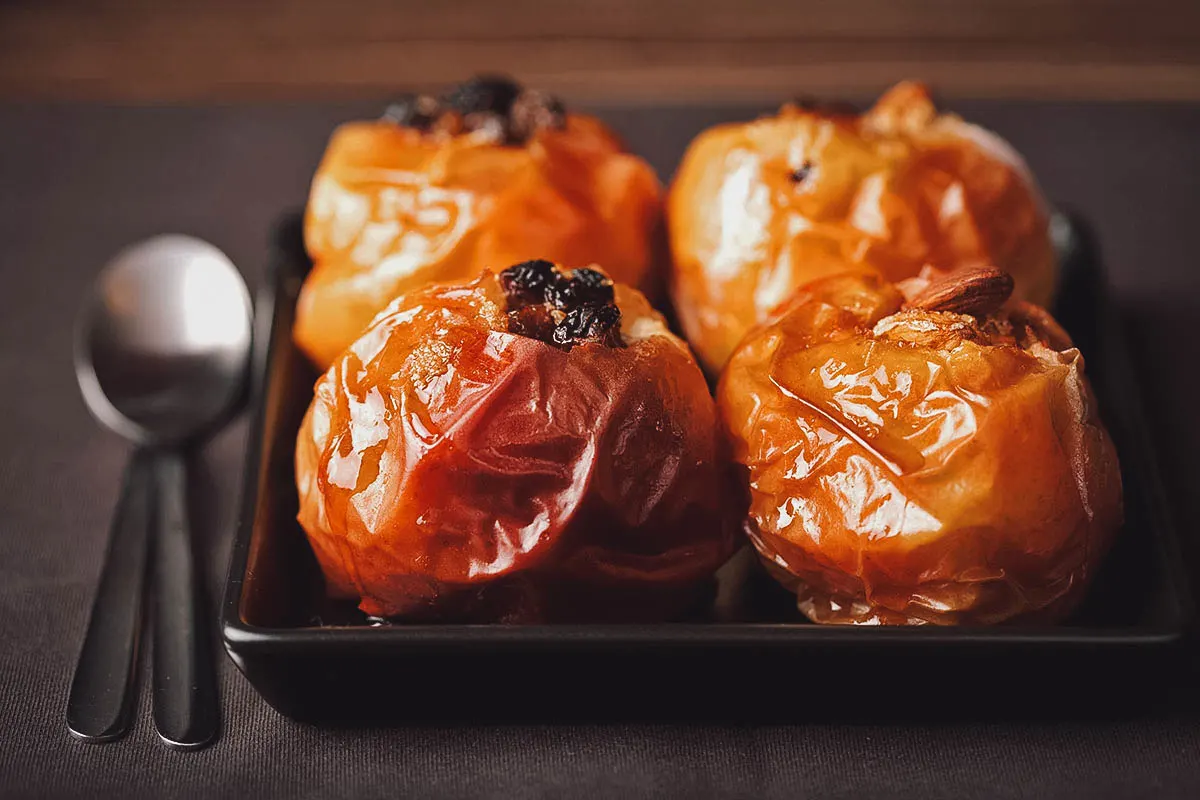 4 pieces of küpsetatud ounad, a popular Estonian dessert made from baked apples