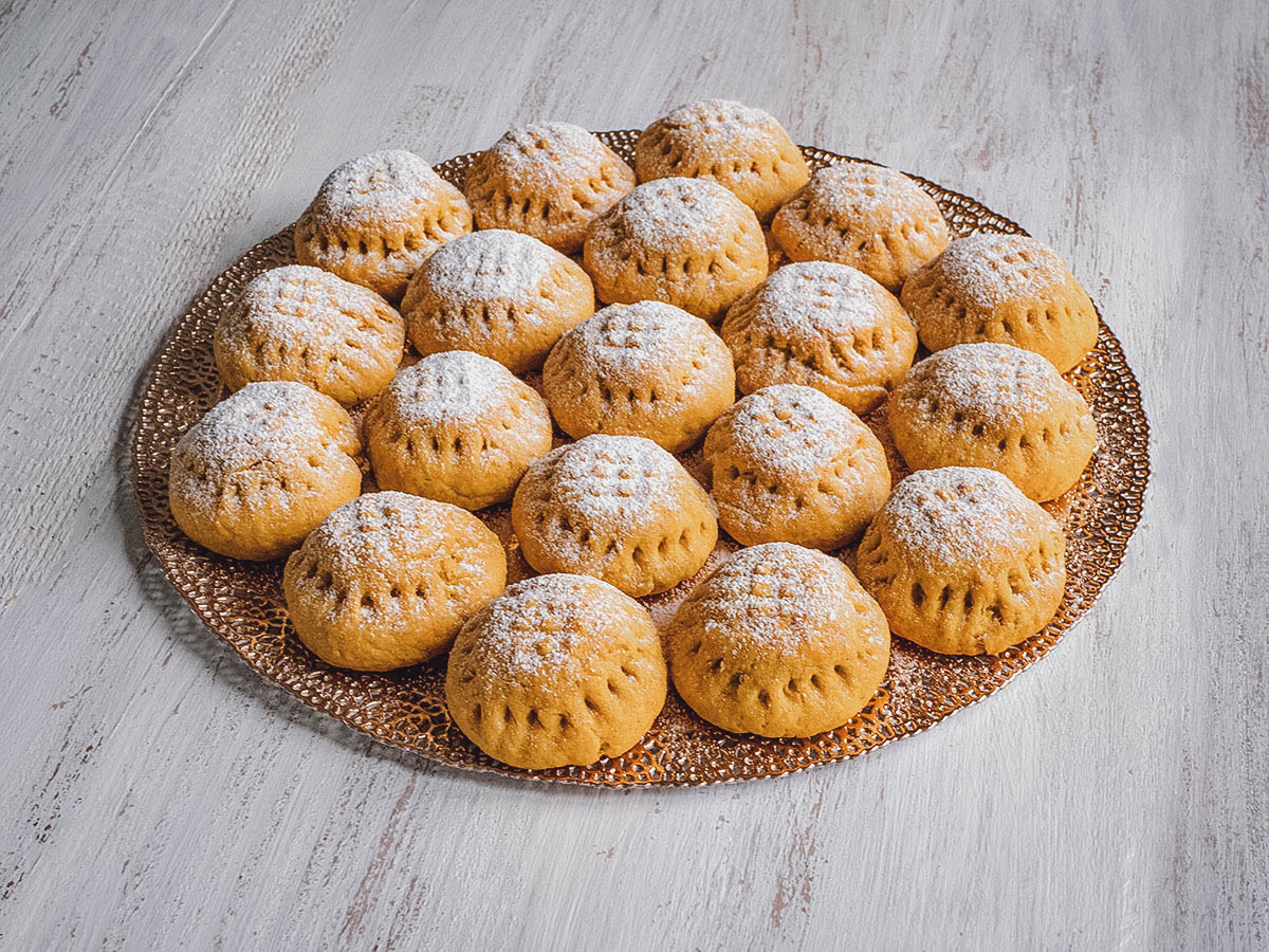 Platter of kahk el eid, a popular Egyptian biscuit