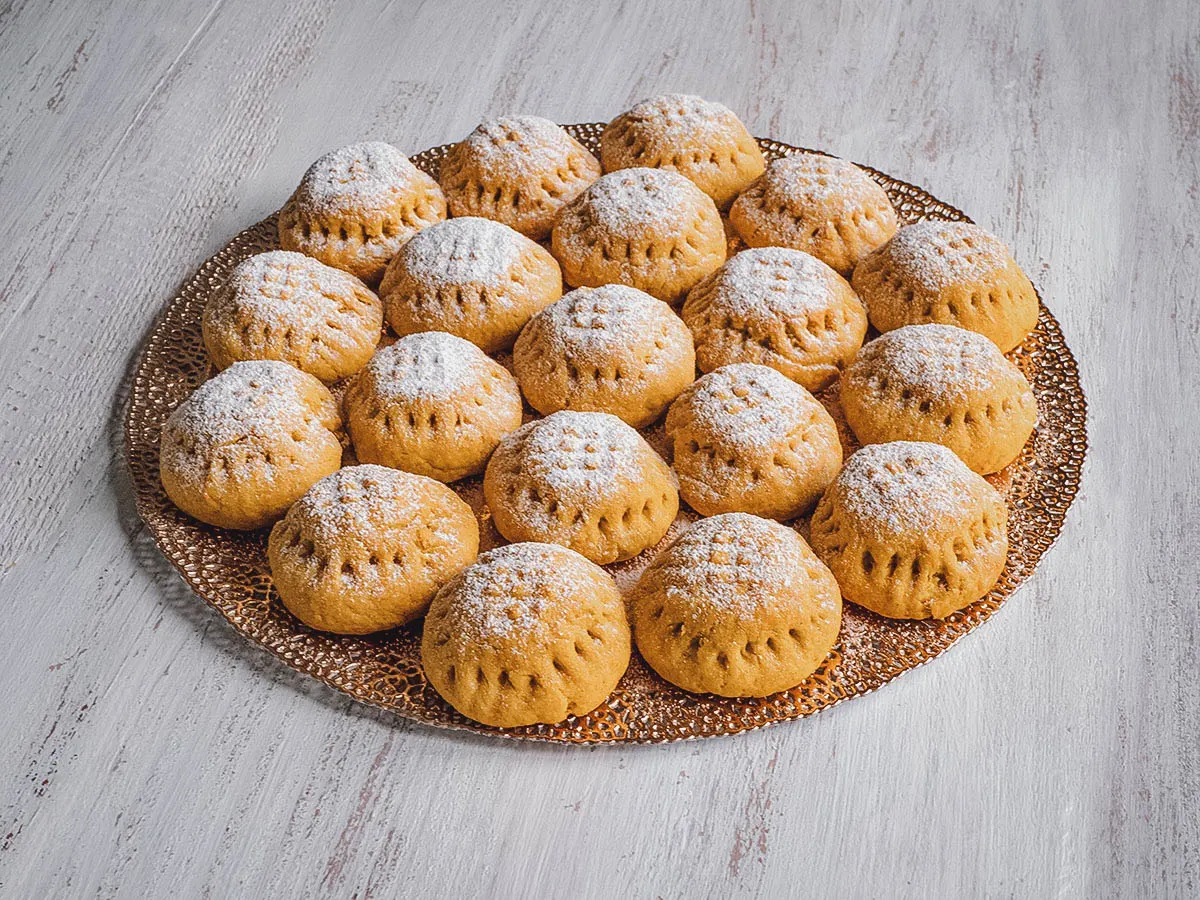 Egyptian Food Platter of kahk el eid, a popular Egyptian biscuit