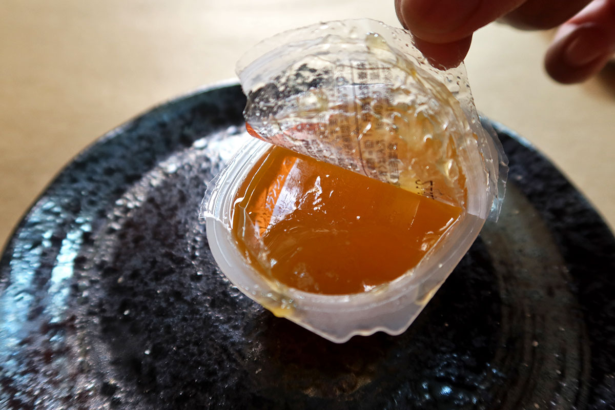 Peeling open the apple and mango melange jelly from Sakuraco