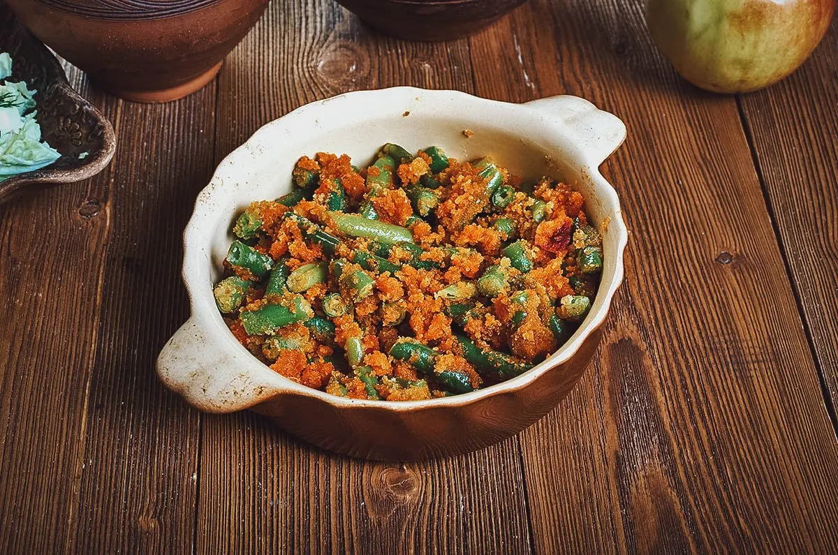 Croatian Food Absmalcane mahune, a Croatian side dish mad with green beans and breadcrumbs
