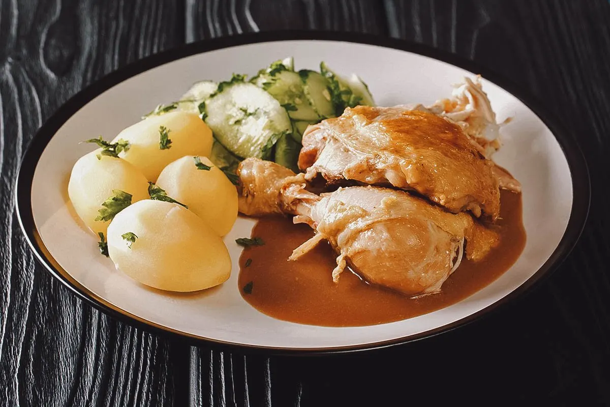 Grydestegt kylling with boiled potatoes and cucumber salad