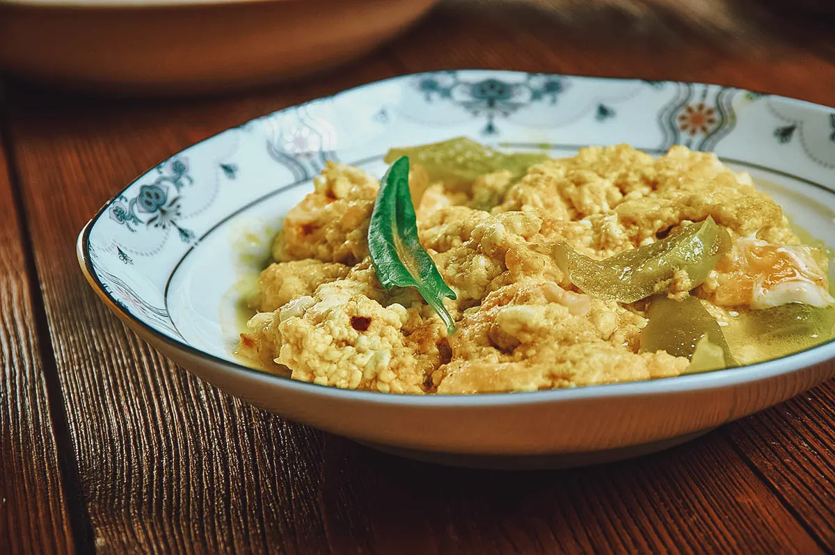 Bowl of enkulal firfir, scrambled eggs with spiced clarified butter