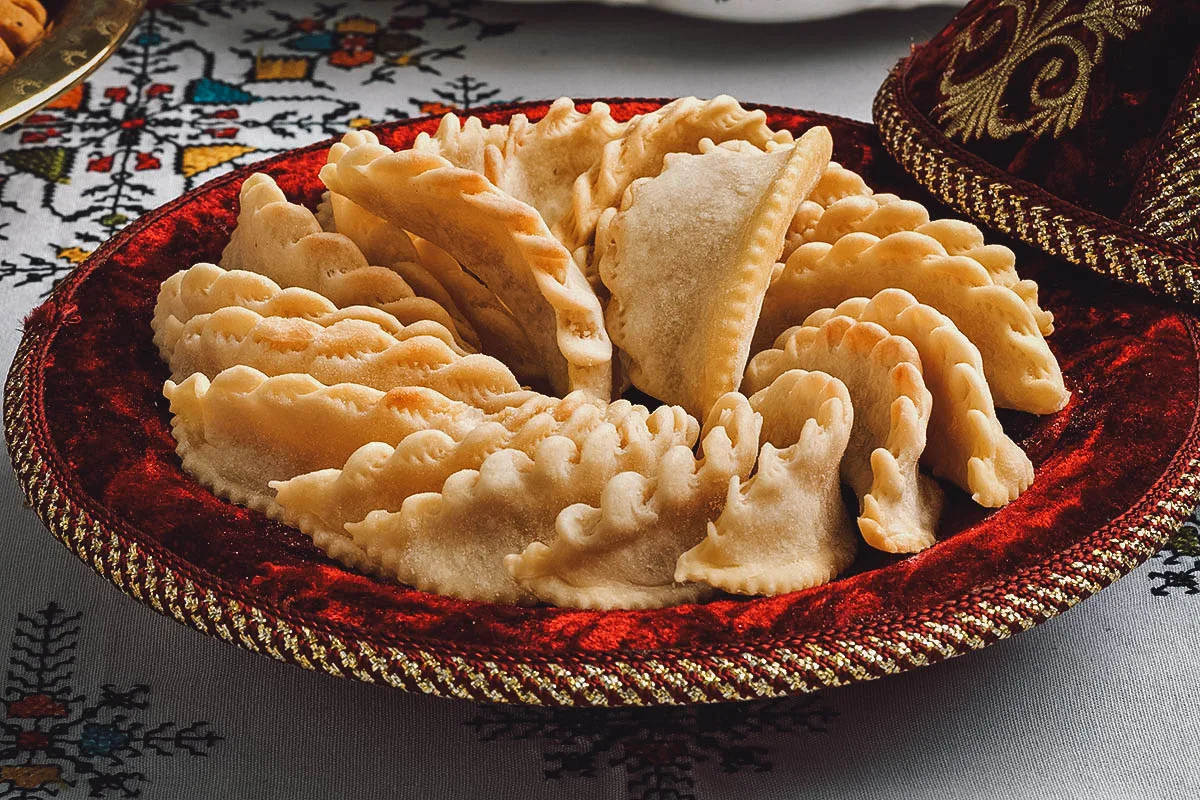 Kaab el ghzal, Moroccan crescent-shaped pastries