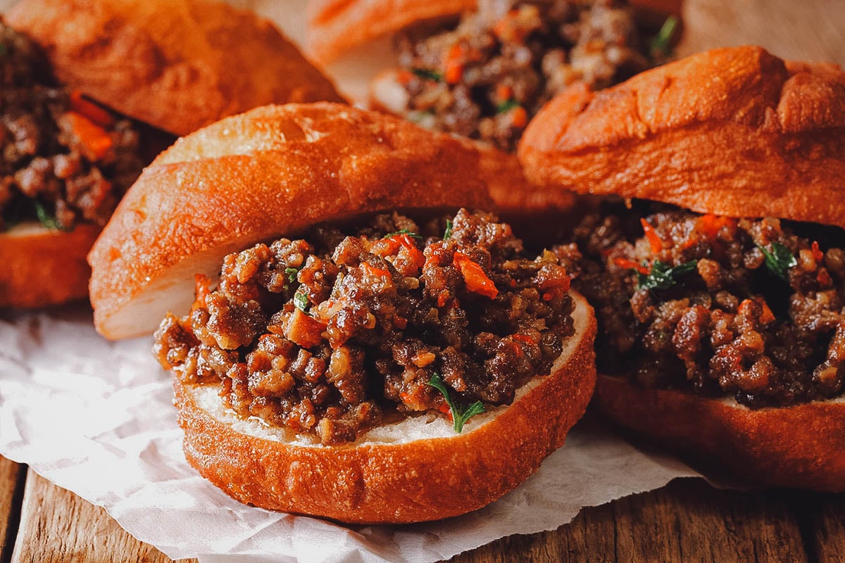 Vetkoek with beef mince