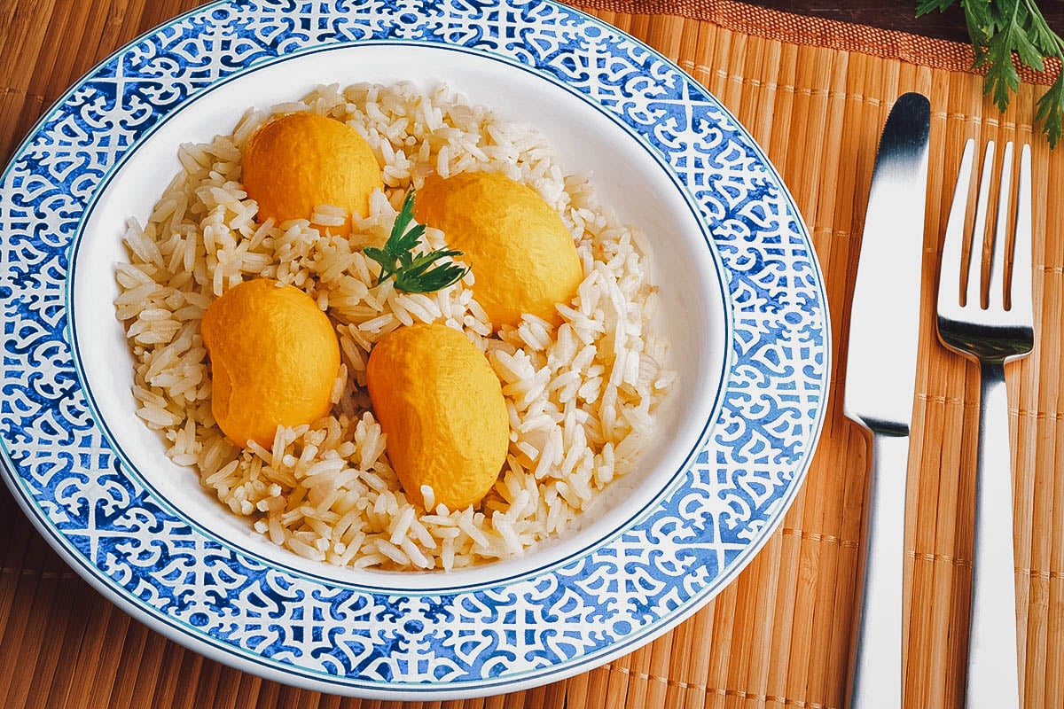 Arroz com pequi, um clássico prato feito com arroz e as frutas Brasileiras chamada pequi