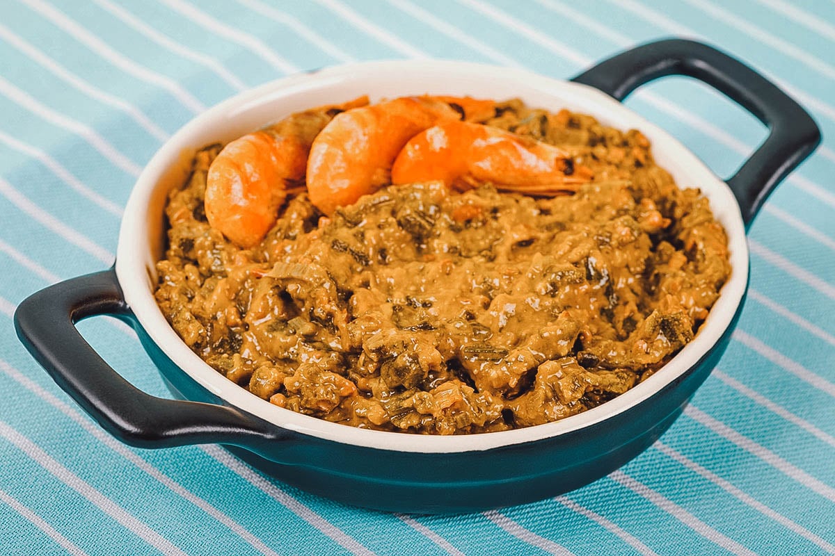 Caruru, een traditionele Braziliaanse kruiderij gemaakt met okra ' s, gedroogde garnalen en rode palmolie