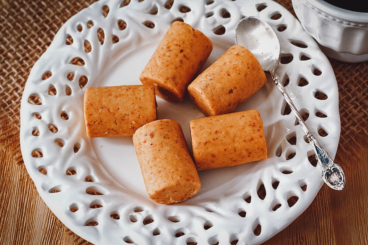 Pacoca de amendoim, tradycyjne brazylijskie cukierki wykonane z mielonych orzeszków ziemnych