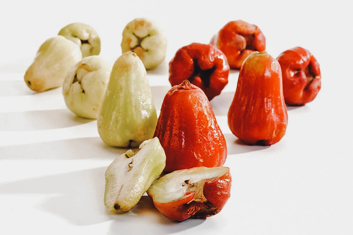 Ripe and unripe rose apples on a table