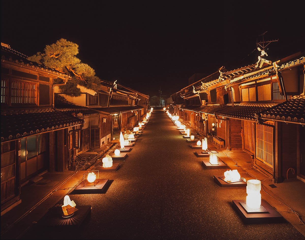 Udatsu wall historical district in Mino City at night