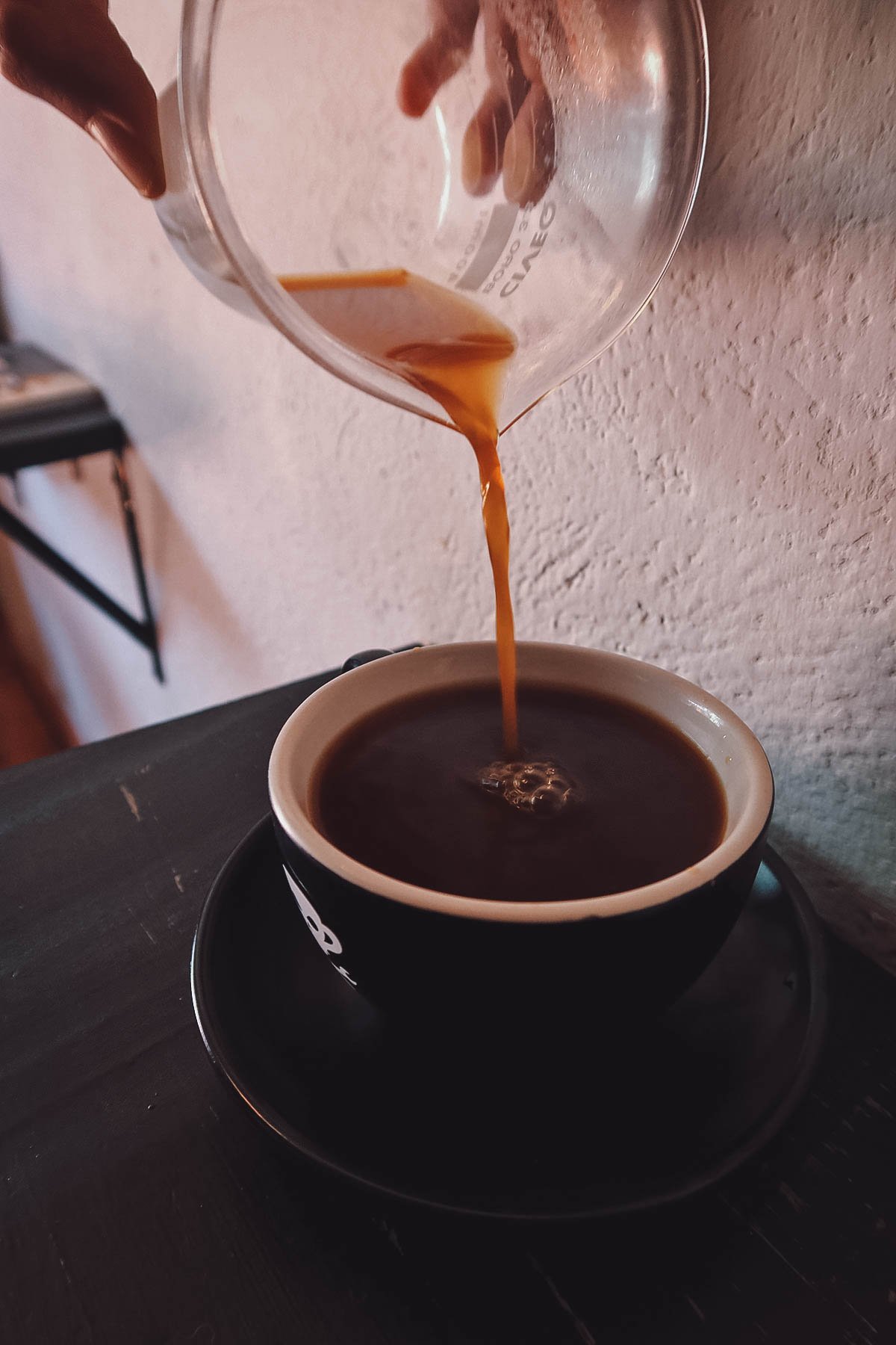 Pouring Aeropress coffee at El Cafe de La Mancha