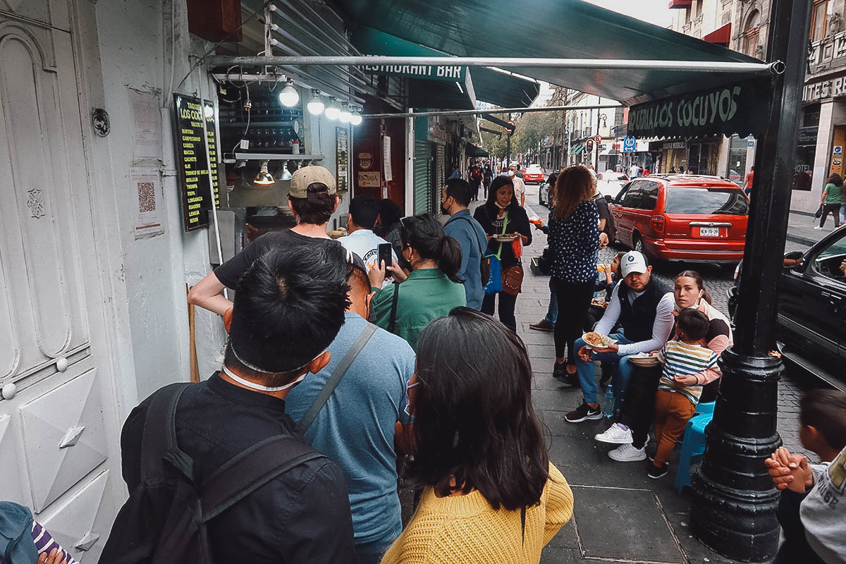 Line of customers at Los Cocuyos