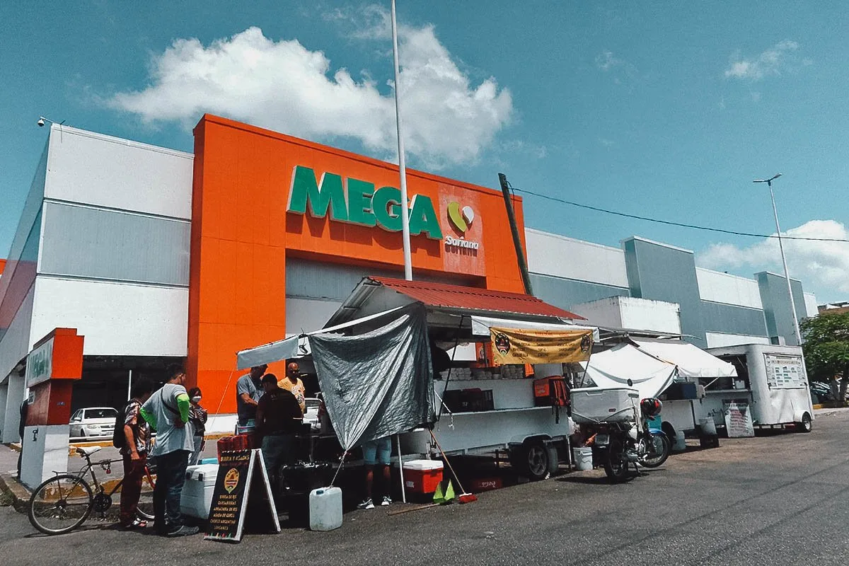 Calle 14 Norte Bis roadside stalls