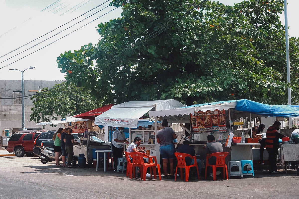 Calle 2 Norte roadside stalls