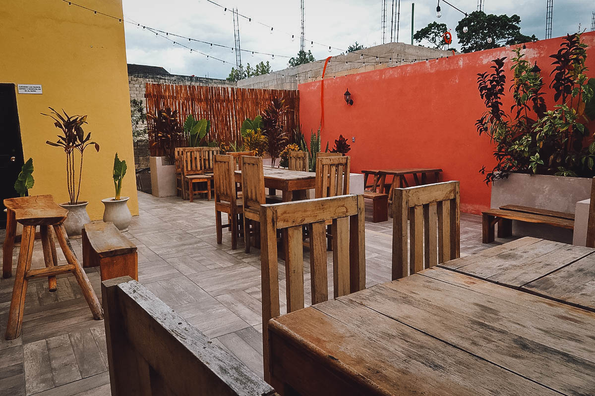 Echate un Taco al fresco dining area in Valladolid