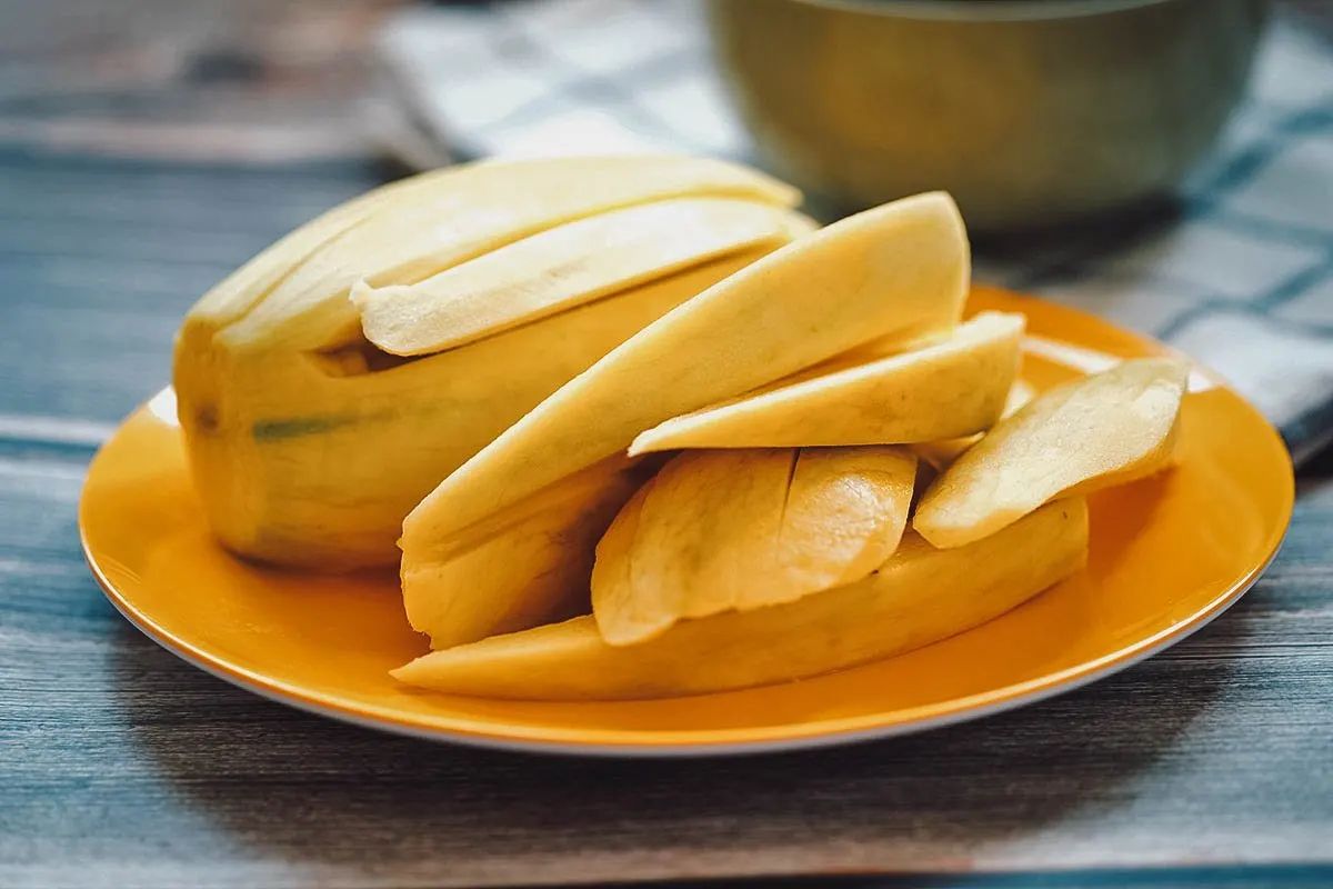 Sliced green mango