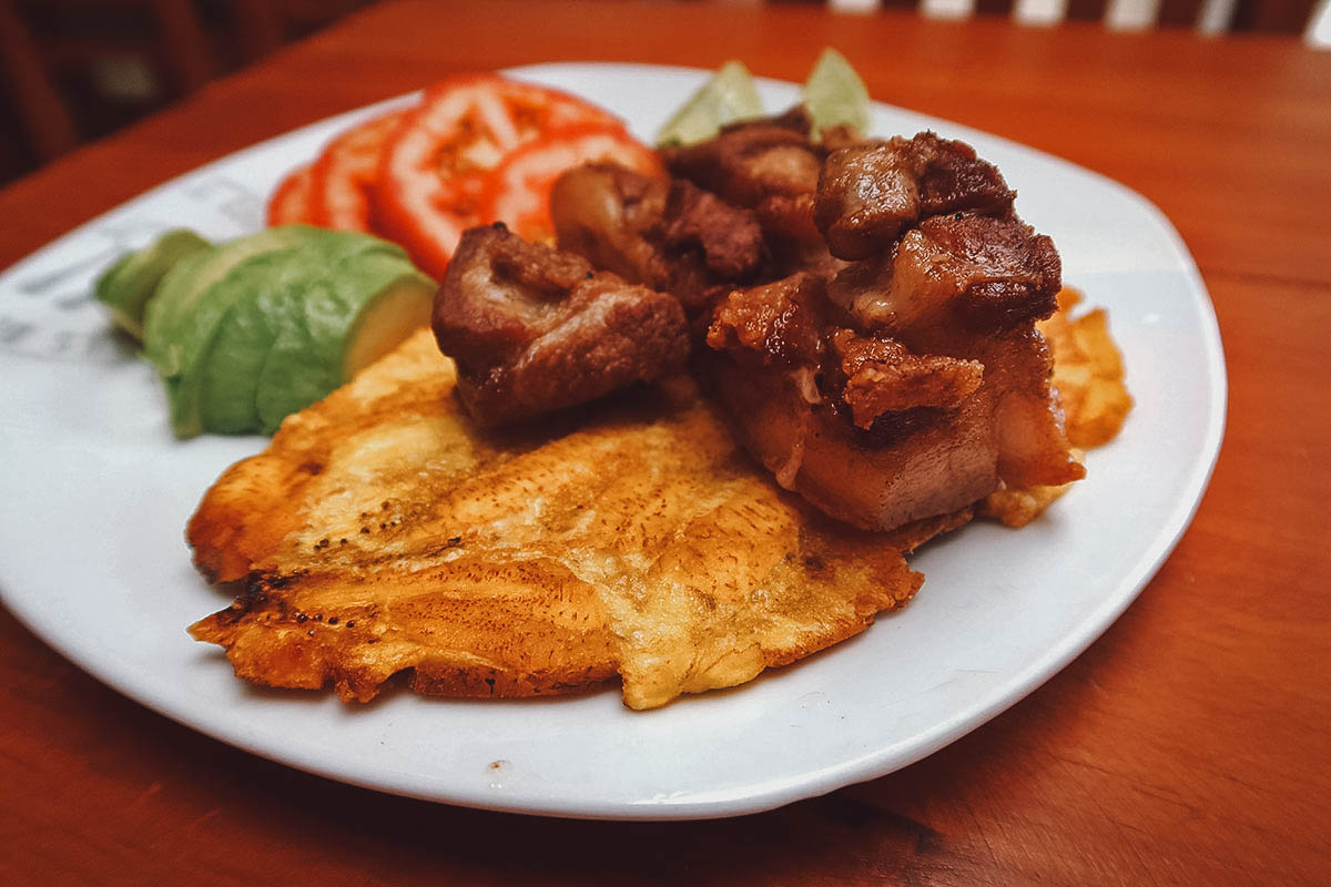 Patacon with chicharron at N'taconadas Restaurante