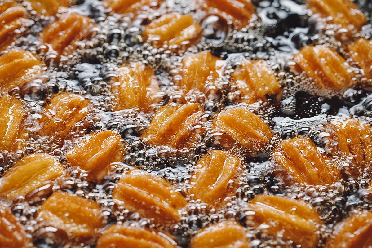 Frying tulumba donuts