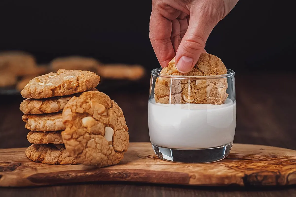 White chocolate macadamia nut cookies