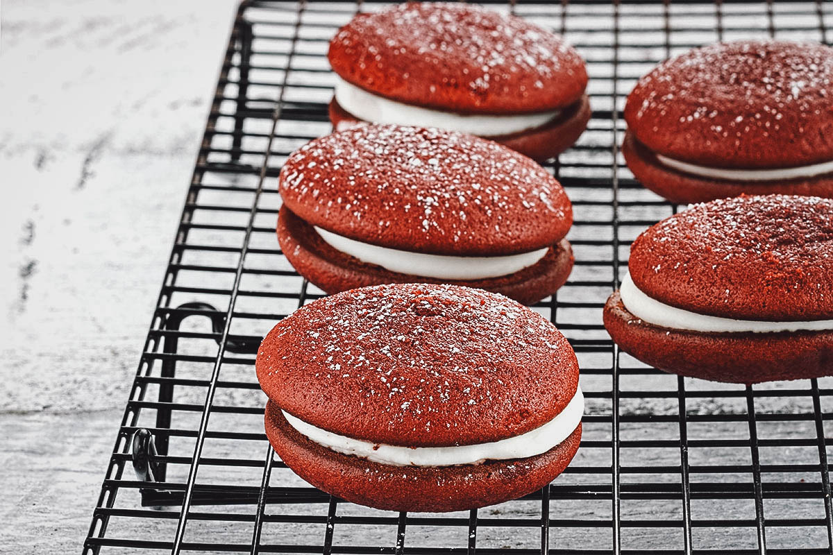 Red velvet whoopie pie cookies