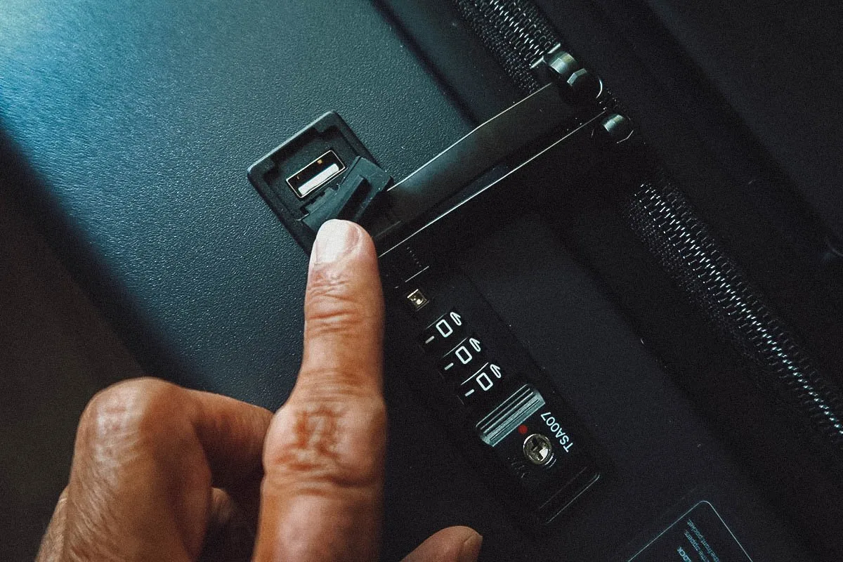 LEVEL8 Luggage Review TSA lock and USB port