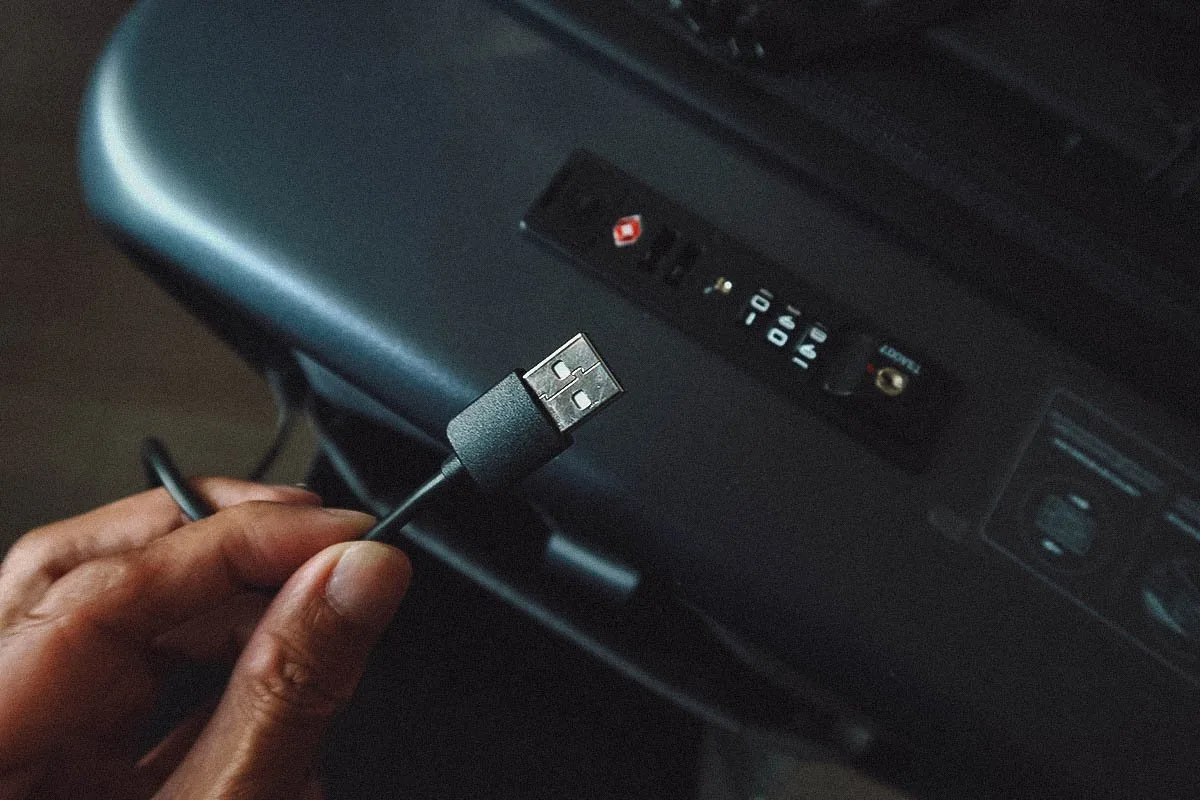LEVEL8 Luggage Review USB cord
