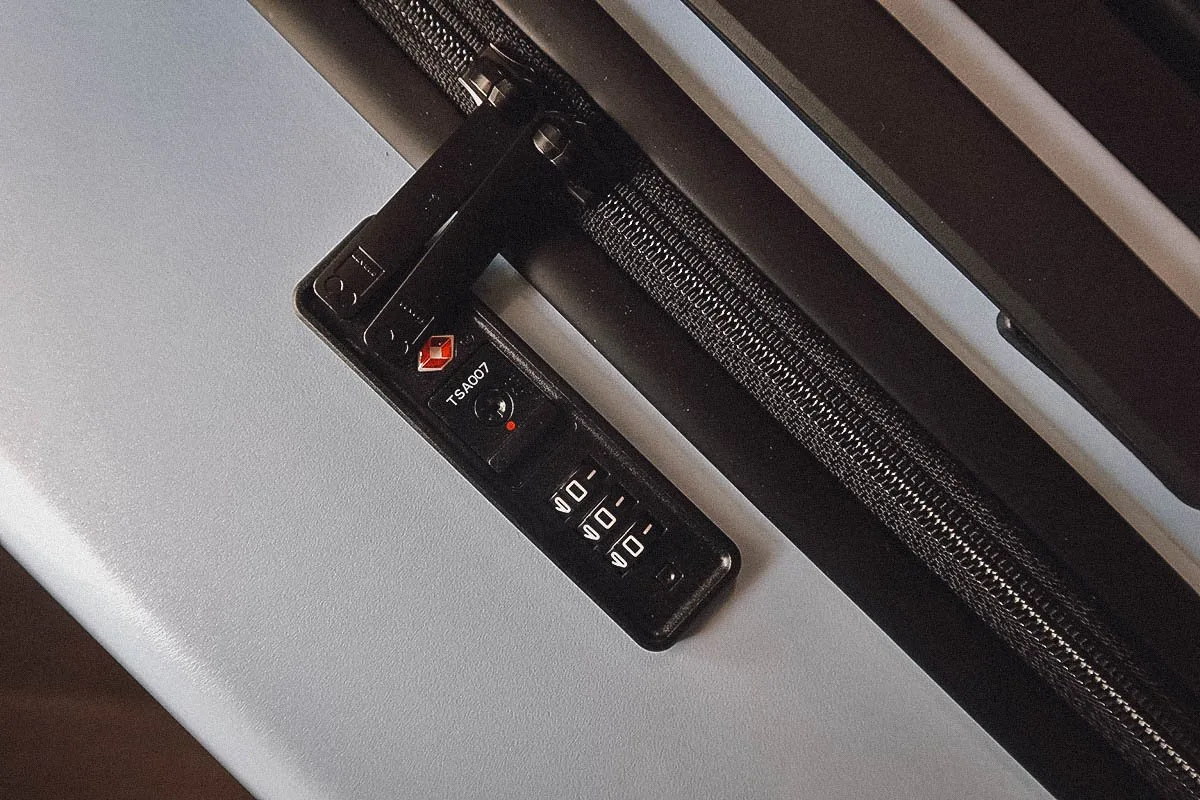 LEVEL8 Luggage Review TSA lock