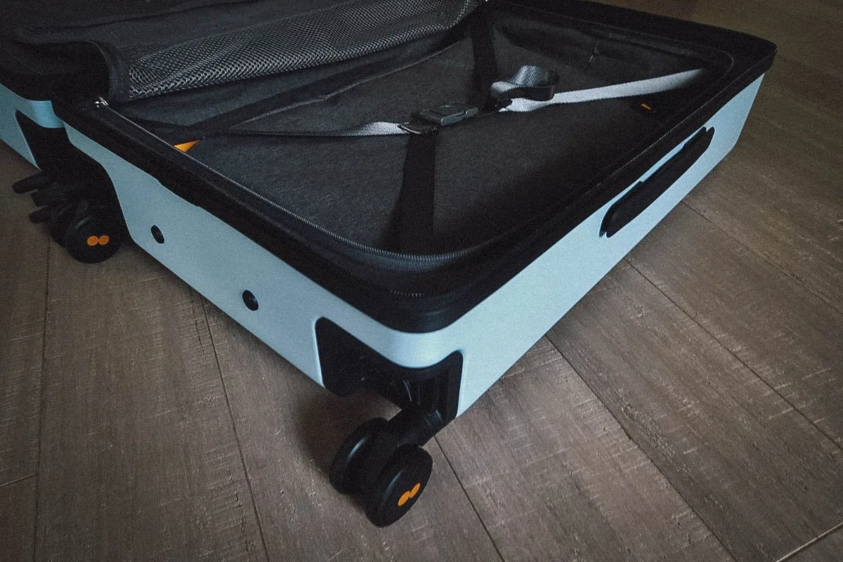 LEVEL8 Luggage Review Zippered compartments