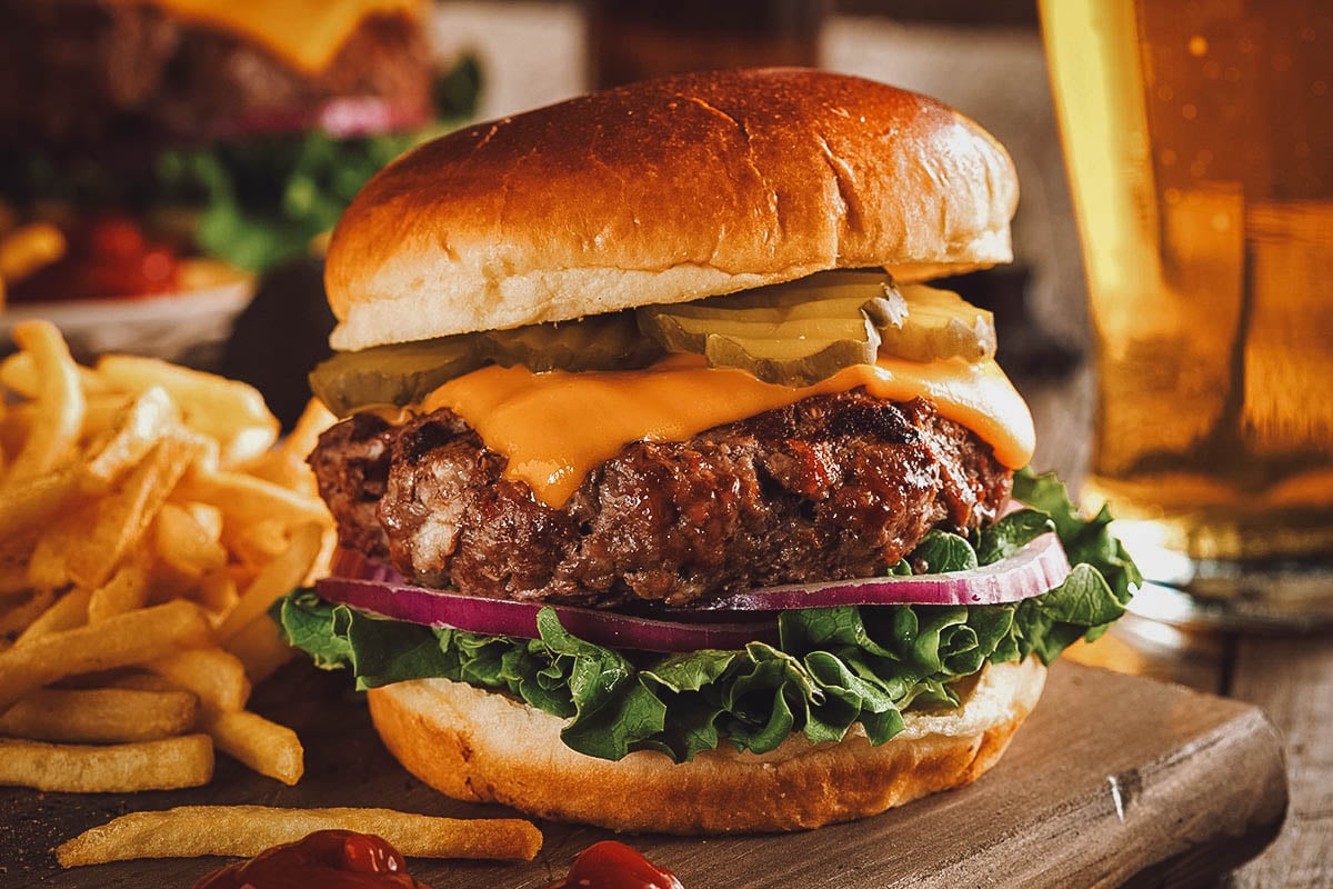 Cheeseburger with fries