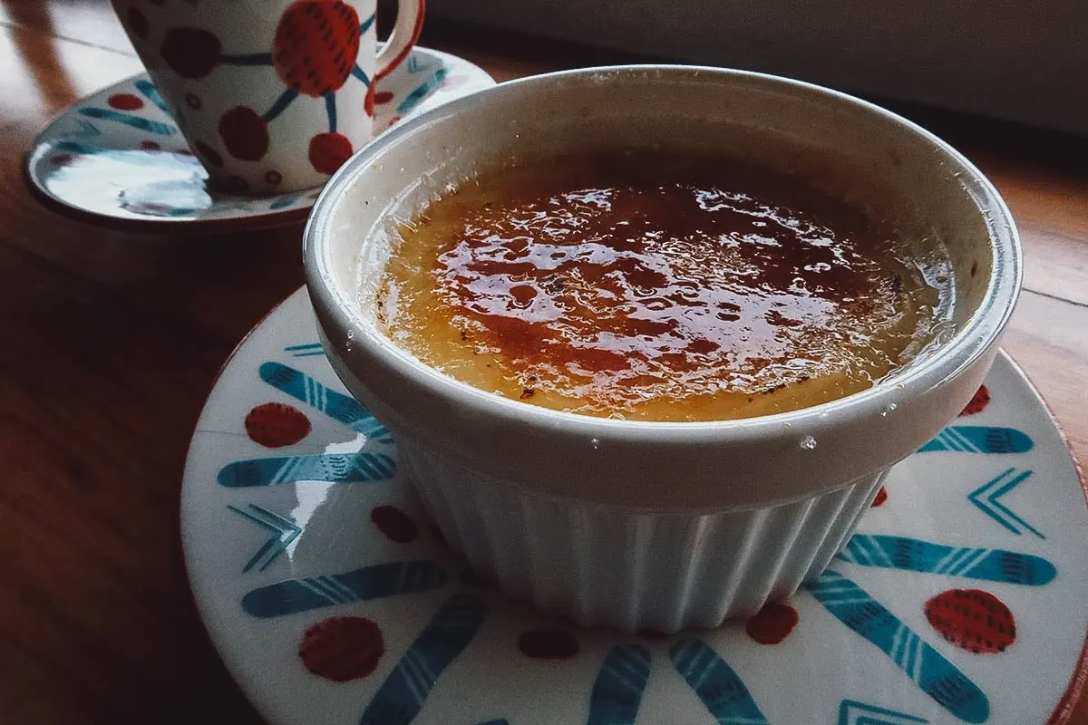 Creme brulee and coffee at Caffe Lunatico restaurant in Cartagena
