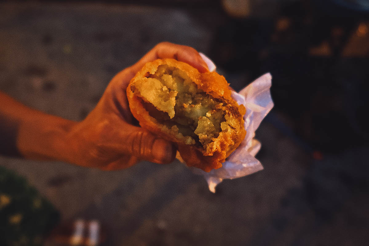 Papa at Fritos la Mona stall in Cartagena