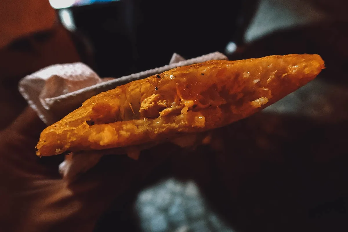 Arepa de huevo at the Los Fritos de Dora stall in Cartagena