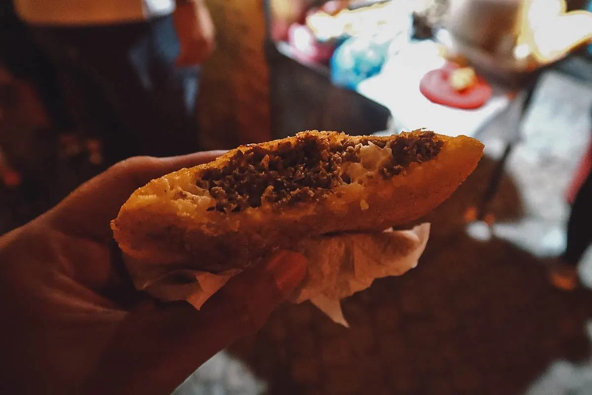 Arepa de huevo y carne at the Los Fritos de Dora stall in Cartagena