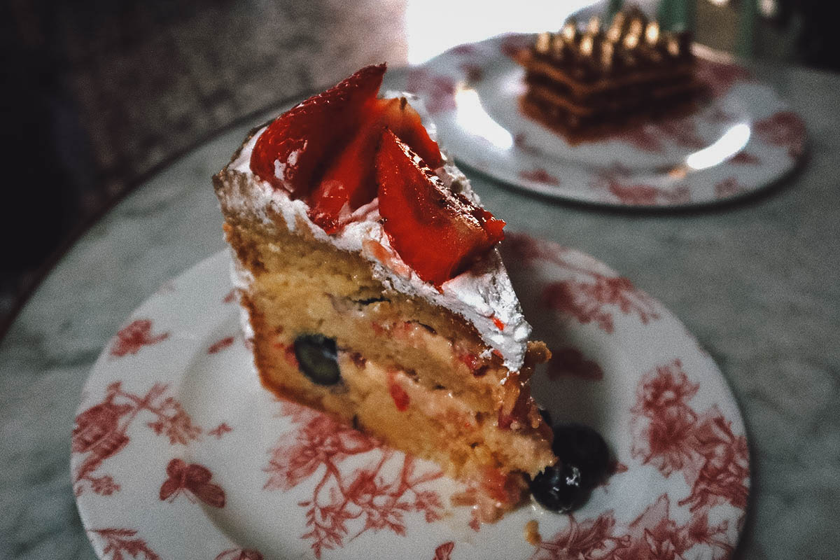 Strawberry cake at Mila Pasteleria restaurant in Cartagena