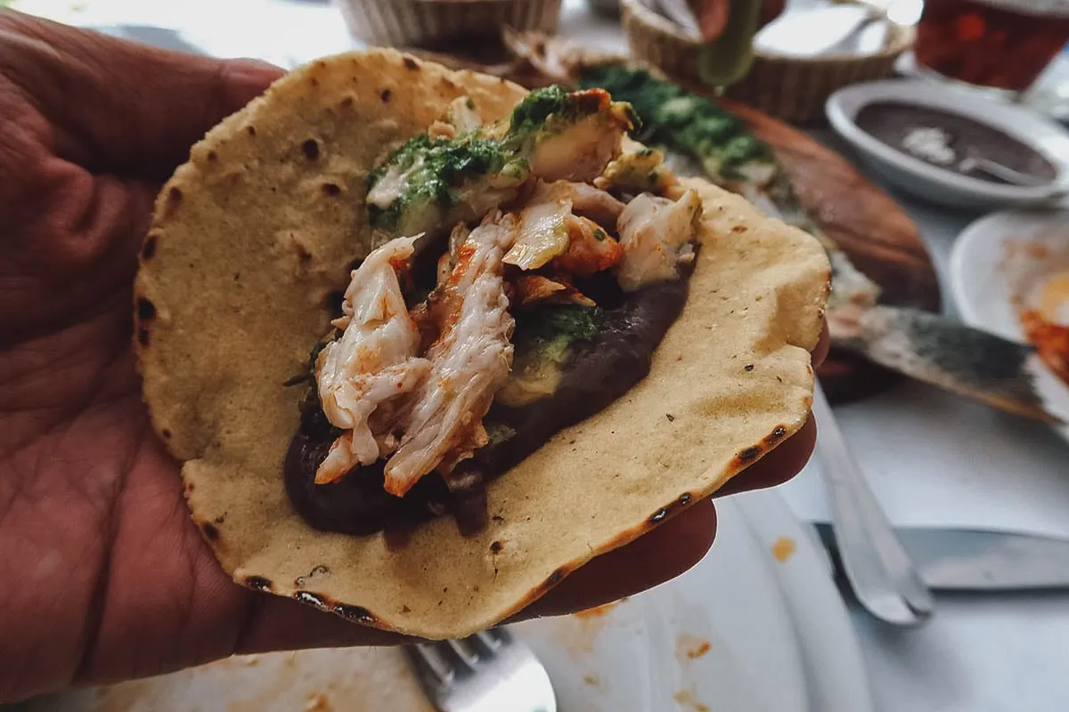 Fish on fresh tortillas at Entremar restaurant in Mexico City