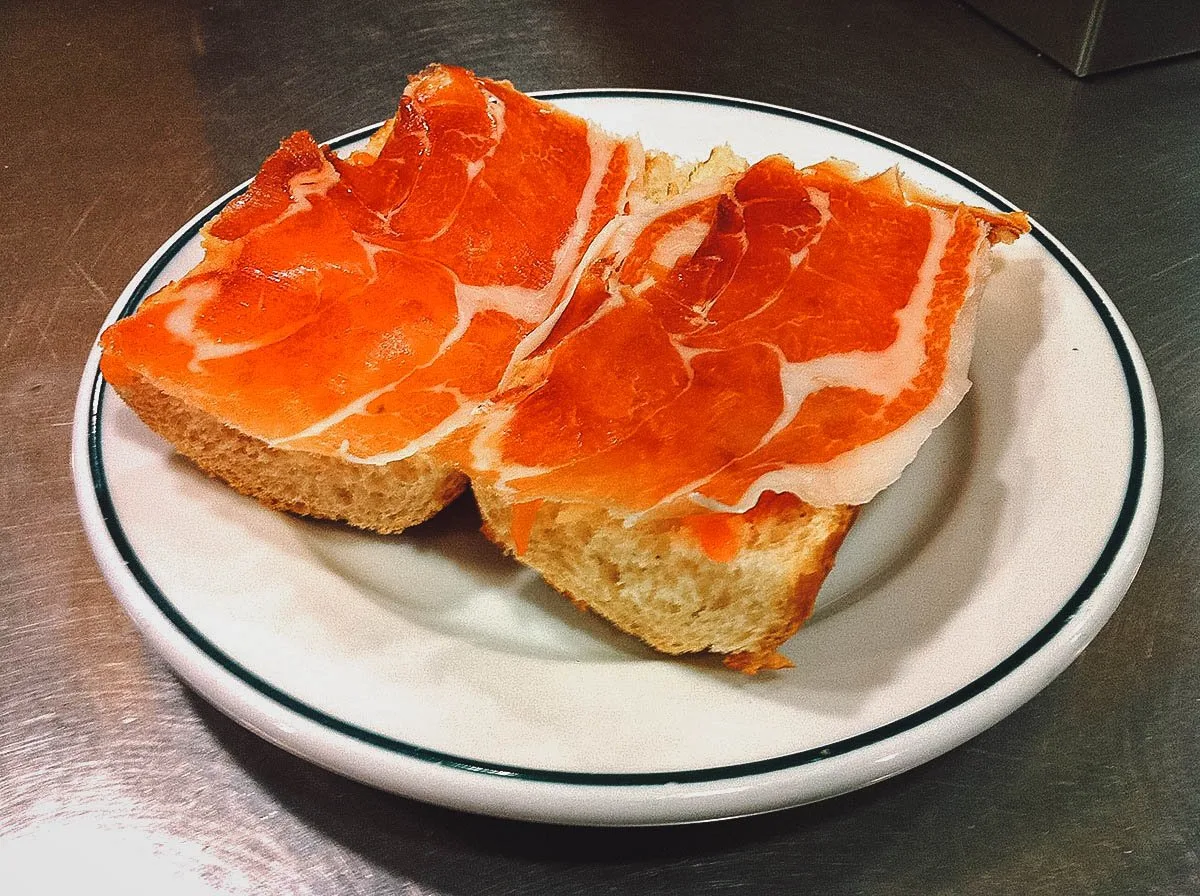 Tostada con tomate y jamon