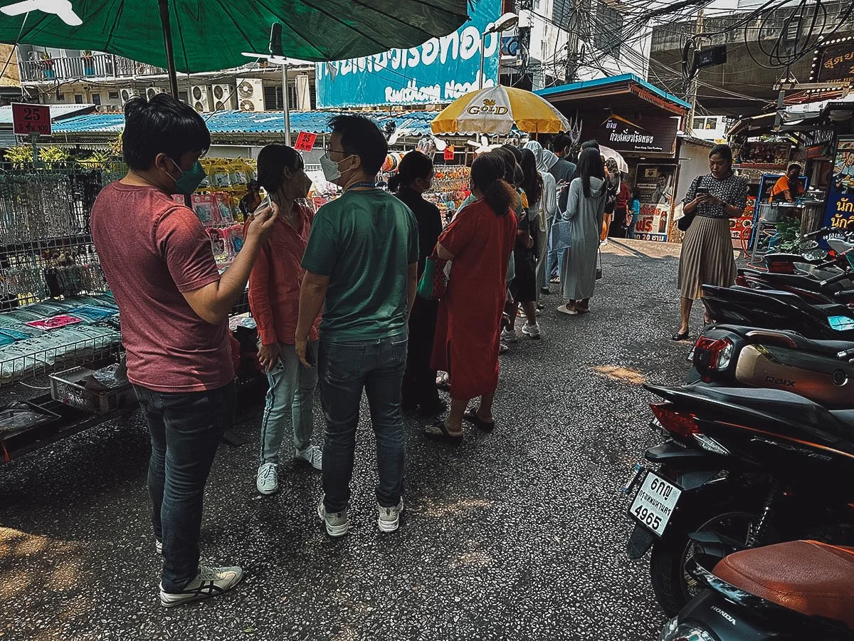 Line to Baan Kuay Tiew Ruathong restaurant in Bangkok